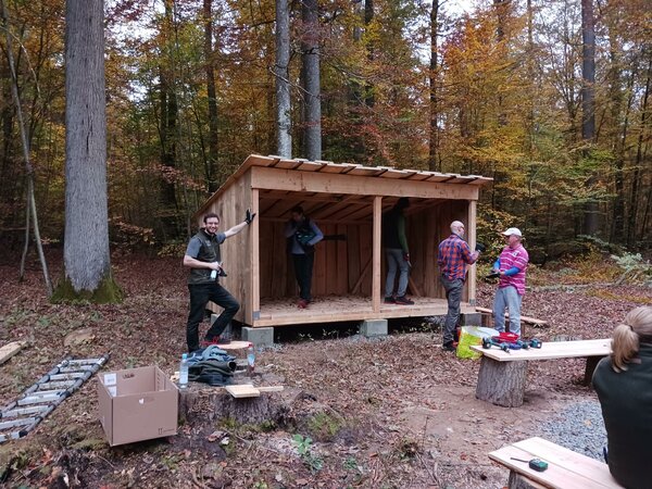 Teamarbeit im Steigerwald: Die Hütte steht!